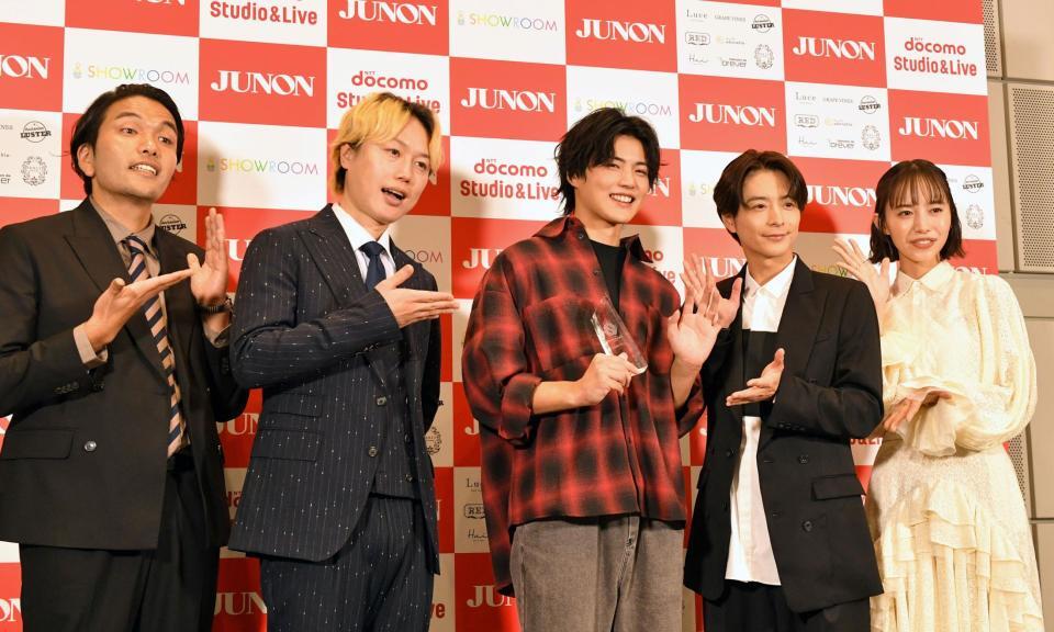 　（左から）見取り図の盛山晋太郎、リリー、グランプリの大野礼音さん、審査員の小池徹平と井桁弘恵（撮影・持木克友）