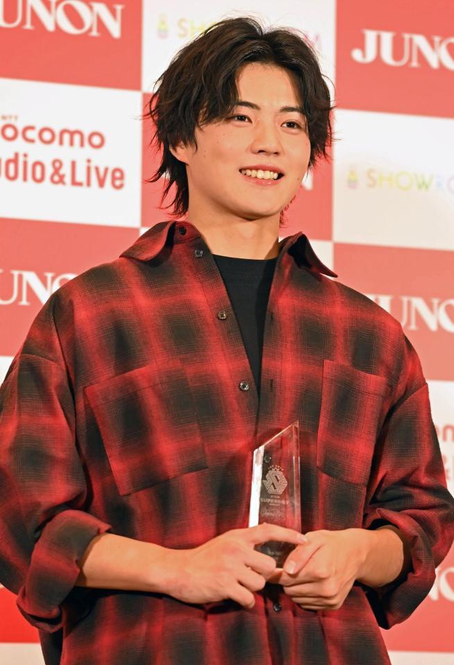 　グランプリのトロフィーを手に笑顔を見せる大野礼音さん（撮影・持木克友）