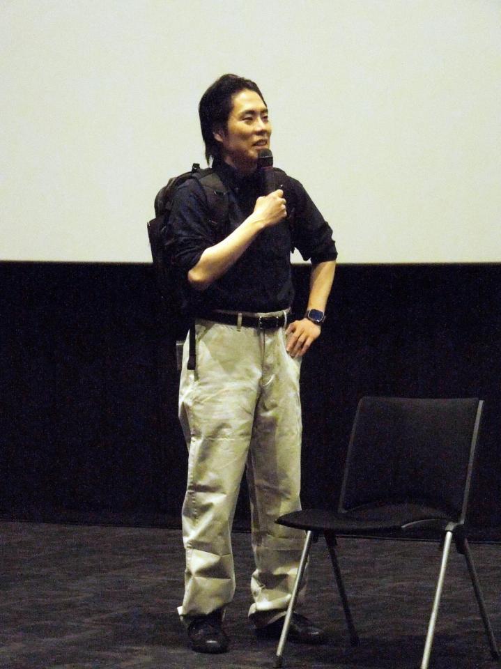 　「パスト　ライブス／再会」トークショーに、劇中主人公の全身コーディネートで登場した令和ロマン・くるま