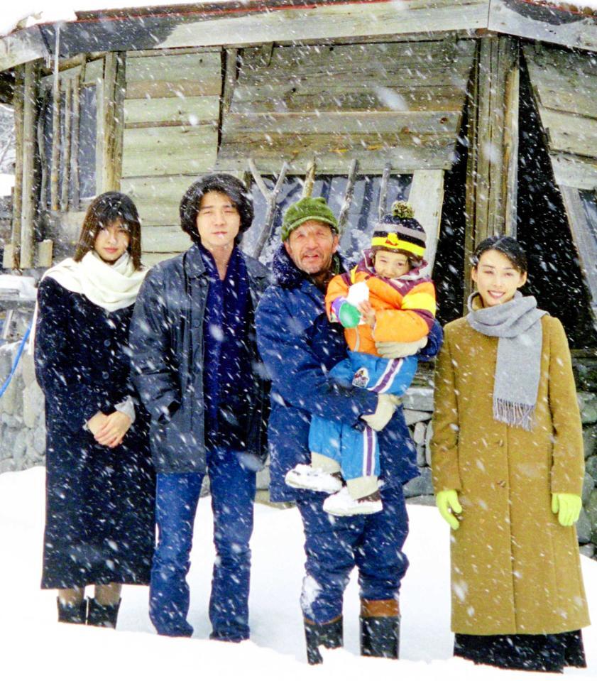 　「北の国から２００２遺言」の富良野ロケで。（左から）内田有紀、吉岡秀隆、田中邦衛さん、西村忠成くん、中嶋朋子＝２００２年３月