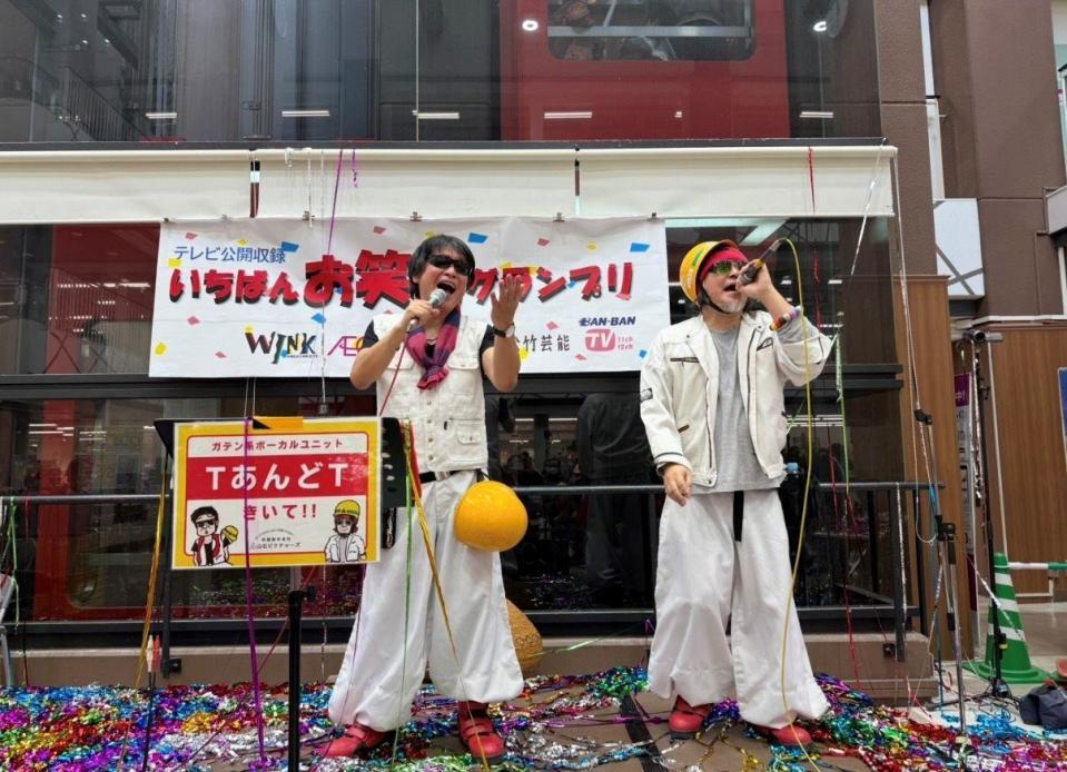 　地元加古川で熱唱するＴあんどＴのＴｏｓｈｉ君（左）とＴｏｊｉ君