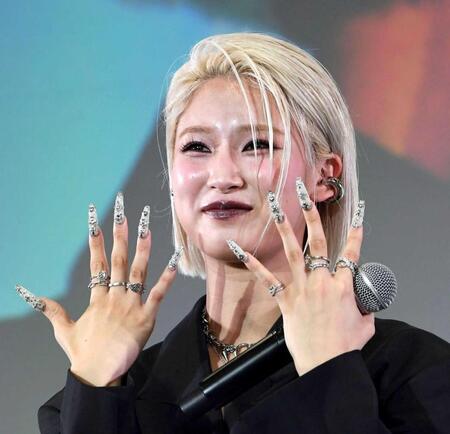 　ネイルを披露するＭＯＭＯＫＡ