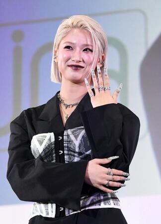 　ネイルを披露するＭＯＭＯＫＡ（撮影・佐藤厚）