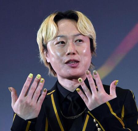 　ネイルを披露するリリー（撮影・佐藤厚）