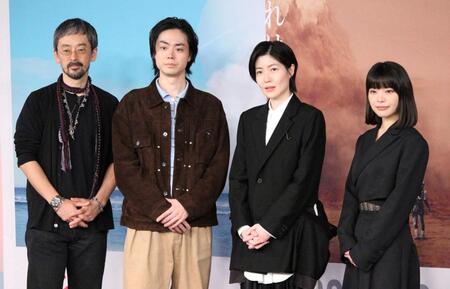 　試写会に出席した（左から）滝藤賢一、菅田将暉、シム・ウンギョン、岸井ゆきの