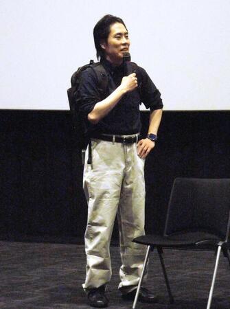 　「パスト　ライブス／再会」トークショーに、劇中主人公の全身コーディネートで登場した令和ロマン・高比良くるま