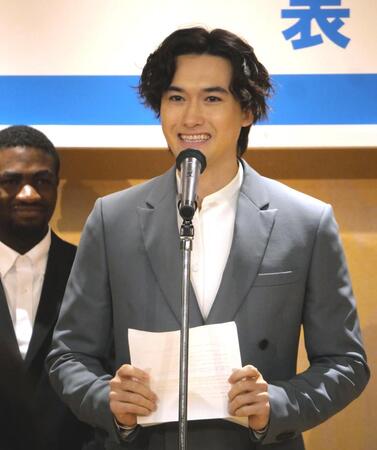 　表彰式に特別審査員として参加したマリウス葉さん