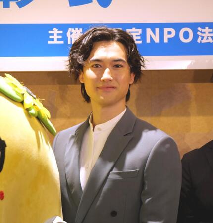 　表彰式に特別審査員として参加したマリウス葉さん