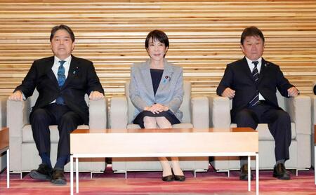 　閣議に臨む（左から）林総務相、高市首相、茂木外相