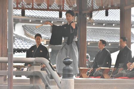 　六代目尾上菊之助（中央）の奉納舞を鋭い視線で見守る八代目尾上菊五郎（左）