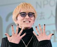 　ネイルを披露する神山智洋