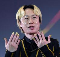 　ネイルを披露するリリー（撮影・佐藤厚）