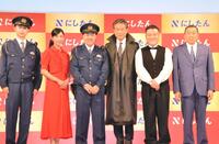 　「にしたんクリニック」新ＣＭ発表会に登場した（左から）綱啓永、黒木瞳、西村誠司社長、船越英一郎、アンタッチャブル・山崎弘也、見城徹氏
