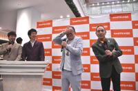 　雨の中、集まった観客を見て感動するザ・ぼんちのぼんちおさむ（左から３人目）