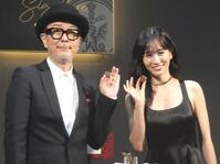　チョコを手に撮影に応じたリリー・フランキー（左）と前田敦子