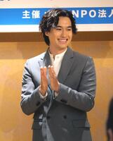 　表彰式に特別審査員として参加したマリウス葉さん