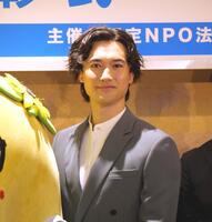 　表彰式に特別審査員として参加したマリウス葉さん