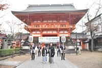 　八坂神社で成功祈願を行った八代目尾上菊五郎（右）と六代目尾上菊之助