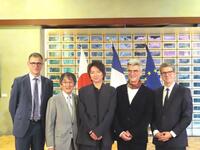 　舞台「世界の終りとハードボイルド・ワンダーランド」の制作発表に出席した藤原竜也（中央）と、堀義貴ホリプログループ会長（左から２番目）