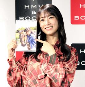 　カレンダーを見せる北野日奈子