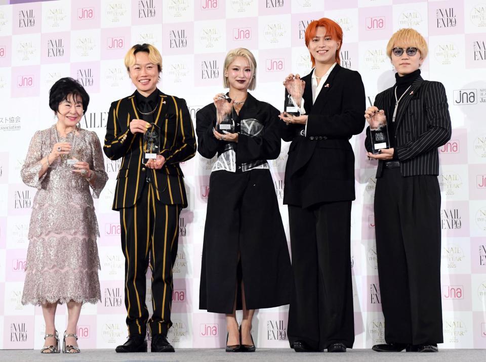 　ネイルオブザイヤーに輝いた（左から）山東昭子氏、リリー、ＭＯＭＯＫＡ、松尾太陽、神山智洋（撮影・佐藤厚）
