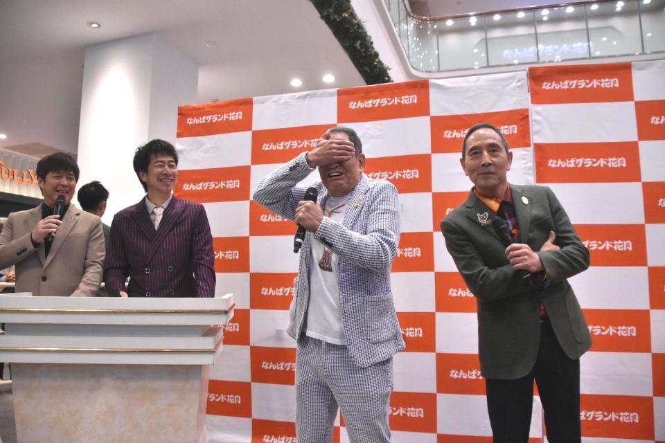 　雨の中、集まった観客を見て感動するザ・ぼんちのぼんちおさむ（左から３人目）