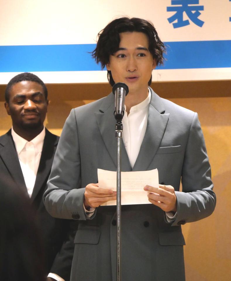 　受賞者を祝福したマリウス葉さん