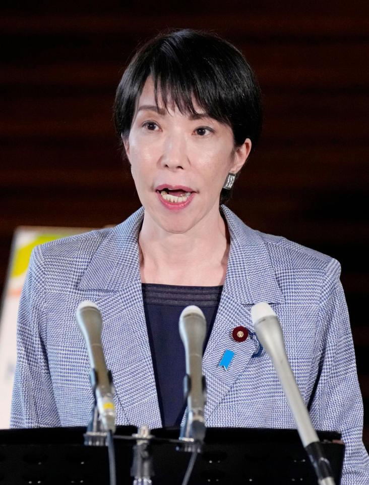 　トランプ米大統領との電話会談を終え、記者団の取材に応じる高市首相