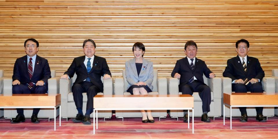 　閣議に臨む高市首相（中央）ら