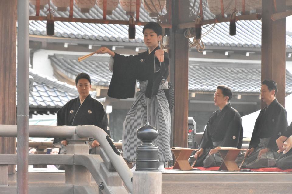 　六代目尾上菊之助（中央）の奉納舞を鋭い視線で見守る八代目尾上菊五郎（左）