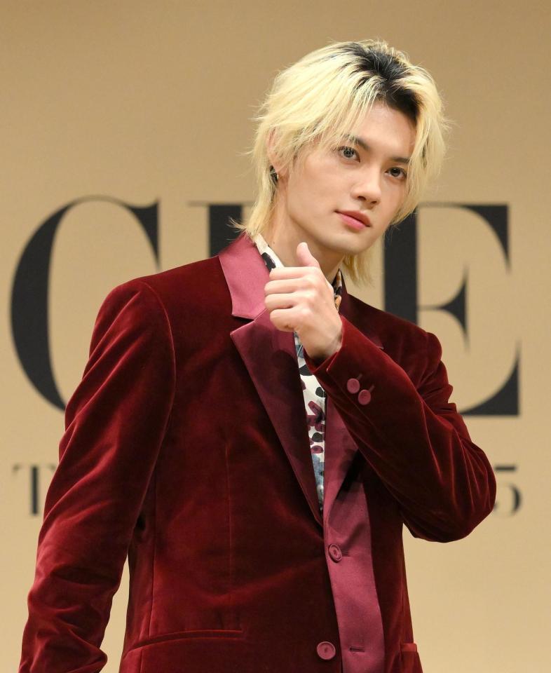 　「ＶＯＧＵＥ　ＴＨＥ　ＯＮＥＳ　ＴＯ　ＷＡＴＣＨ　２０２５」受賞記者会見で「イイじゃん」ポーズを決める佐野勇斗（撮影・伊藤笙子）