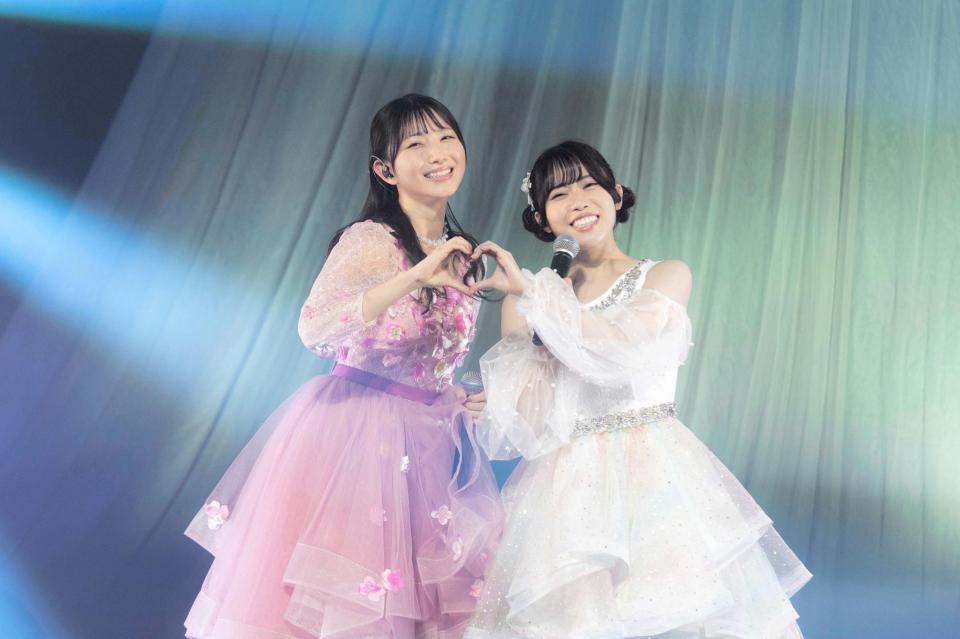 　パフォーマンスする青山なぎさ（左）と伊達さゆり