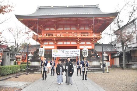 　八坂神社で成功祈願を行った八代目尾上菊五郎（右）と六代目尾上菊之助