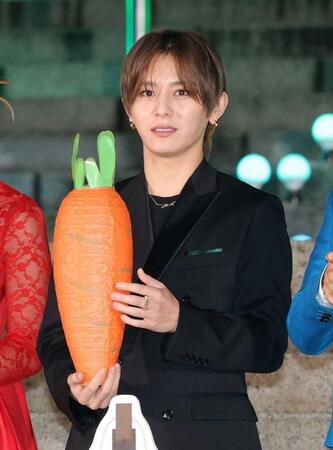 　にんじんの模型を手にする山田涼介