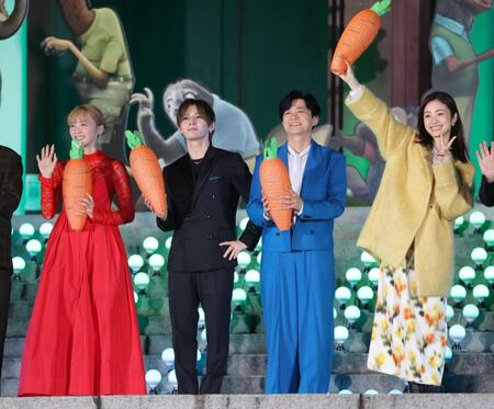 　笑顔でポーズをとる（左から）Ｄｒｅａｍ　Ａｍｉ、山田涼介、下野紘、上戸彩（撮影・西岡正）