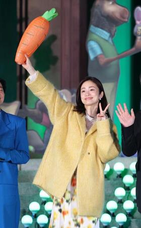 　にんじんを大きく振る上戸彩（撮影・西岡正）