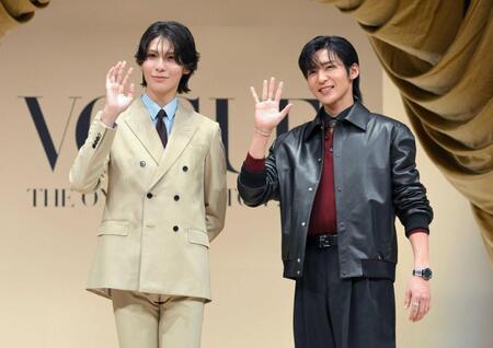 　手を振るラウール（左）と目黒蓮（撮影・伊藤笙子）