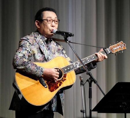 　ギターを手に歌声を響かせたさだまさし