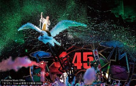 　ド派手な演出でフィナーレを飾る「まつり」の歌唱シーン