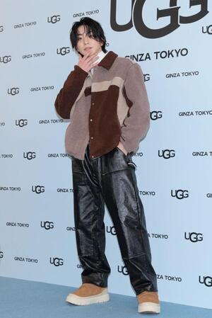 　ポーズをとる前田公輝（撮影・棚橋慶太）