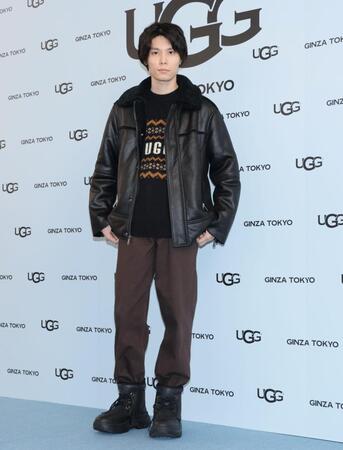 　ポーズをとる萩原利久（撮影・棚橋慶太）