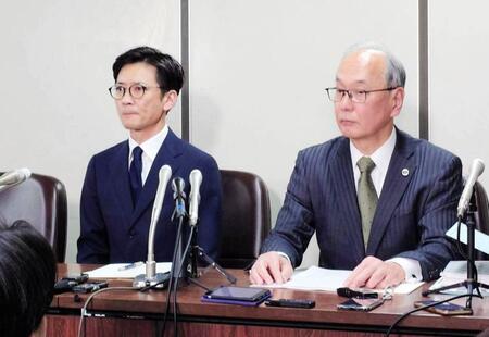 　会見を行った国分太一（左）