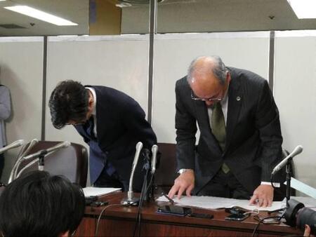 　頭を下げる国分太一（左）