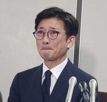 　会見で涙する国分太一