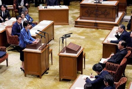 　党首討論で立憲民主党の野田代表（右奥から２人目）の質問に答弁する高市首相