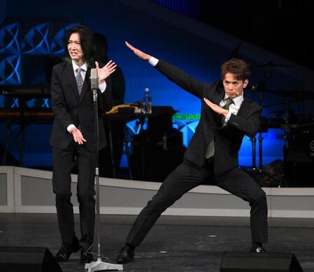 　漫才を披露するモナキのサカイＪｒ．（左）と、じん（撮影・堀内翔）