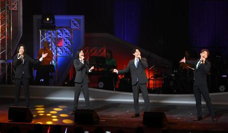 　メジャーデビューが決まった（左から）モナキのサカイＪｒ．、おヨネ、ケンケン、じん（撮影・堀内翔）