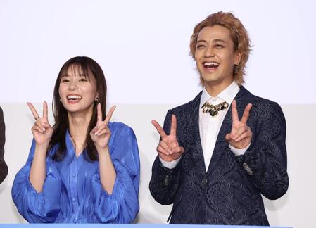 　笑顔を見せる芳根京子（左）と高橋海人（撮影・佐々木彰尚）