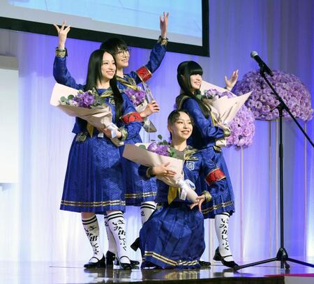 　受賞を祝うポーズを決める新しい学校のリーダーズ（撮影・堀内翔）