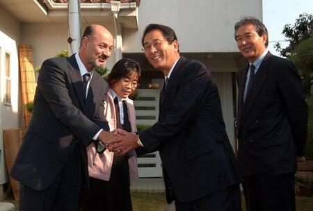 　指名あいさつに訪れた日本ハム・高田ＧＭ（右から２人目）、山田編成ディレクター（右）を出迎える父・ファルサさんと母・郁代さん＝２００４年、大阪府羽曳野市内の自宅